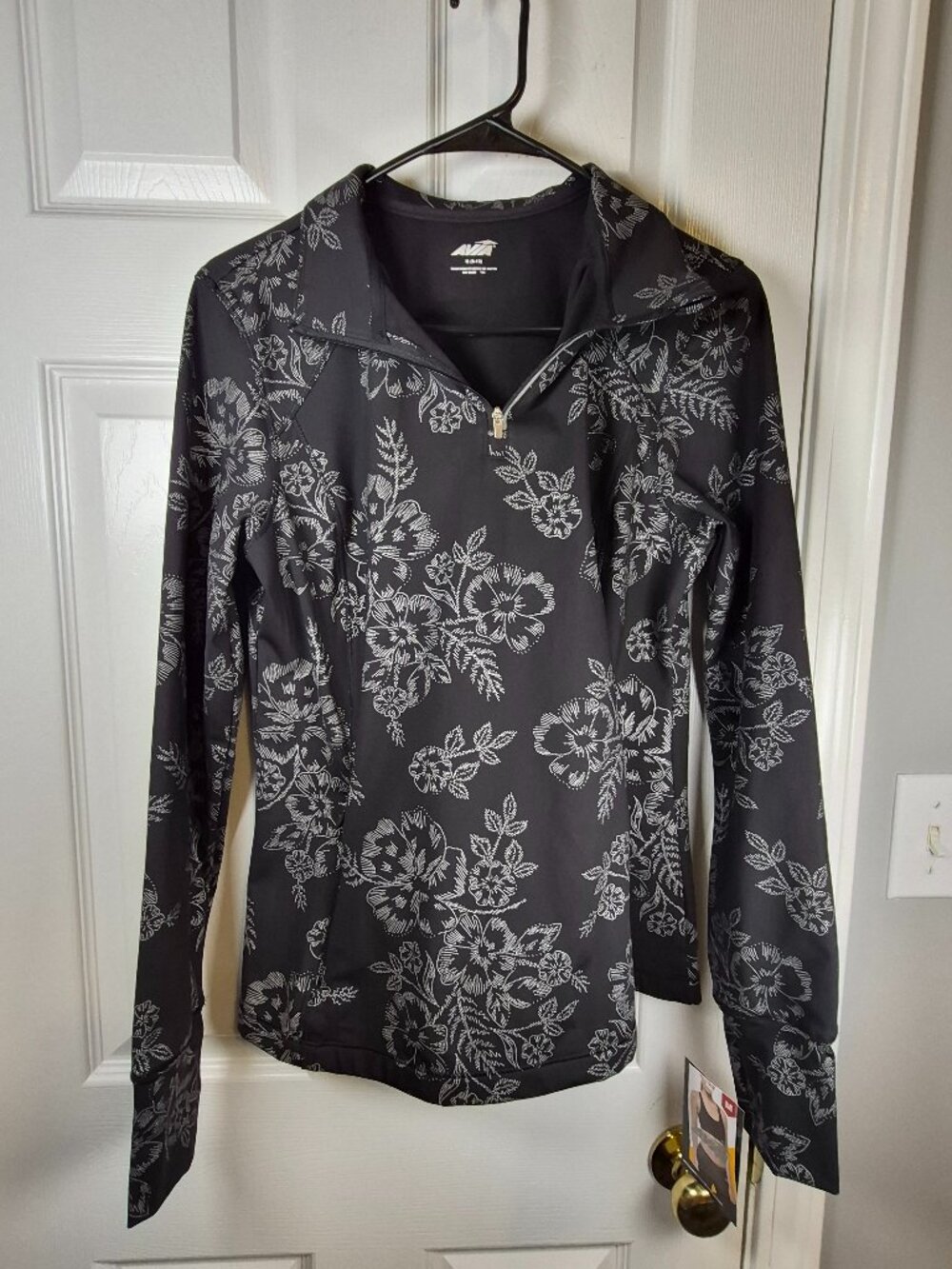 Black, Silver Outline-Floral Workout Quarter-Zip Size M, Thumb-holes